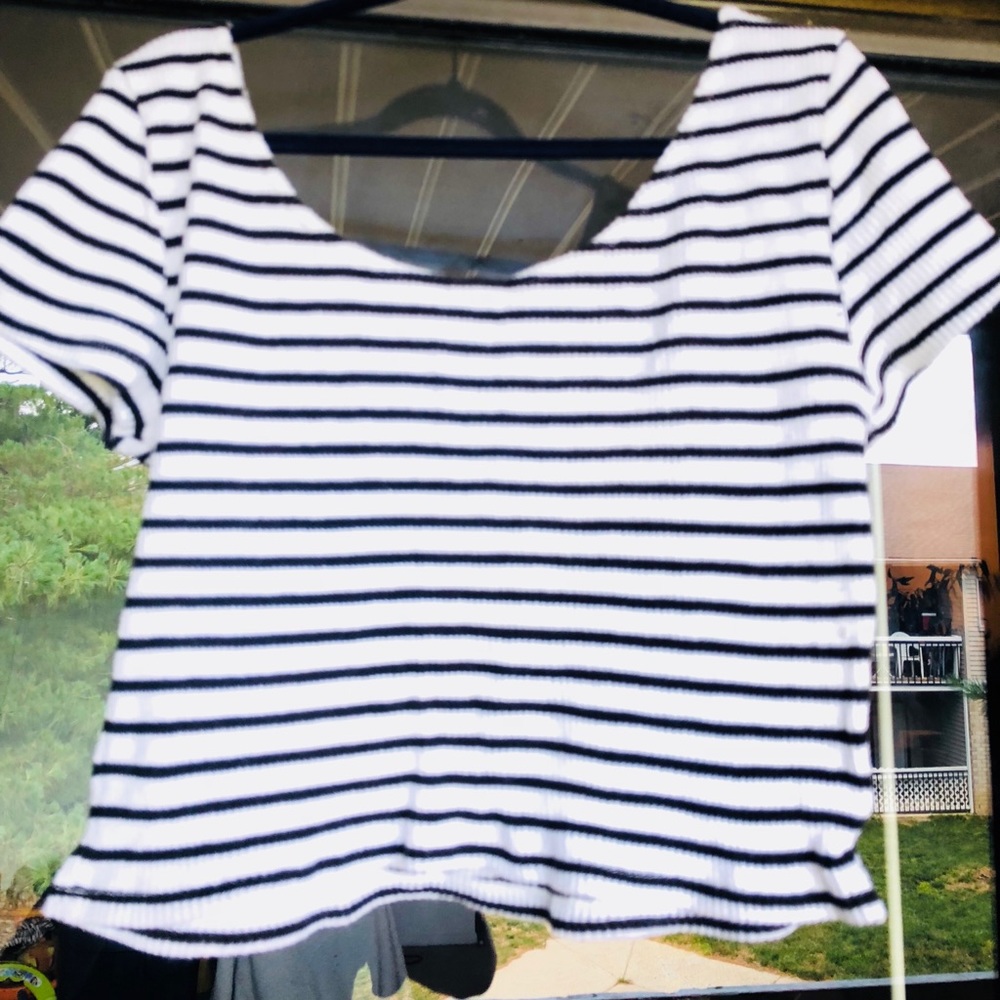 ⭐️Divided Navy blue stripes crop top⭐️